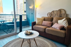 Chambre Quadruple Supérieure, 1 lit double et 1 canapé-lit, balcon, vue ville | Coin séjour | TV connectée de 43 pouces avec chaßnes numériques