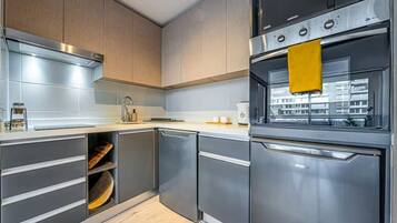 Departamento | Cocina privada | Refrigerador con congelador, parrilla de estufa y tetera eléctrica