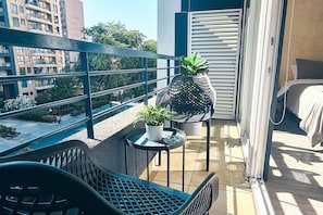 Chambre Triple SupĂ©rieure, 1 chambre, balcon, vue ville | Enceinte de lâhĂ©bergement