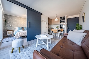 Chambre Triple Supérieure, 1 chambre, balcon, vue ville | Coin séjour | TV connectée de 43 pouces avec chaßnes numériques