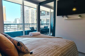 Neljän hengen superior-huone, 1 parisänky ja vuodesohva, parveke, kaupunkinäköala | 1 makuuhuone, ylelliset vuodevaatteet, memory foam -patjalliset sängyt