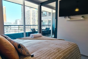 Habitación cuádruple superior, 1 cama matrimonial y sofá cama, balcón, vista a la ciudad | 1 habitación, ropa de cama de alta calidad y camas con efecto memoria