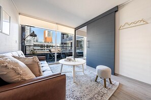 아파트 | 거실 공간 | 디지털 채널 시청이 가능한 43인치 스마트 TV