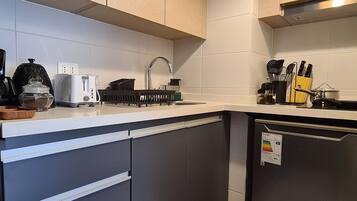 Studio | Privékeuken | Een koelkast/vriezer, een magnetron, een oven, een kookplaat