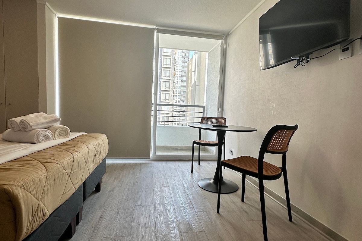 Chambre Confort double, 1 lit double, balcon, vue sur la ville | 1 chambre, literie de qualité, lit avec matelas en mousse à mémoire