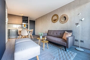 Apartment (310) | Living area | 43-inch Smart TV with digital channels - Santa Rosa Spot by Andes+ (Santiago)