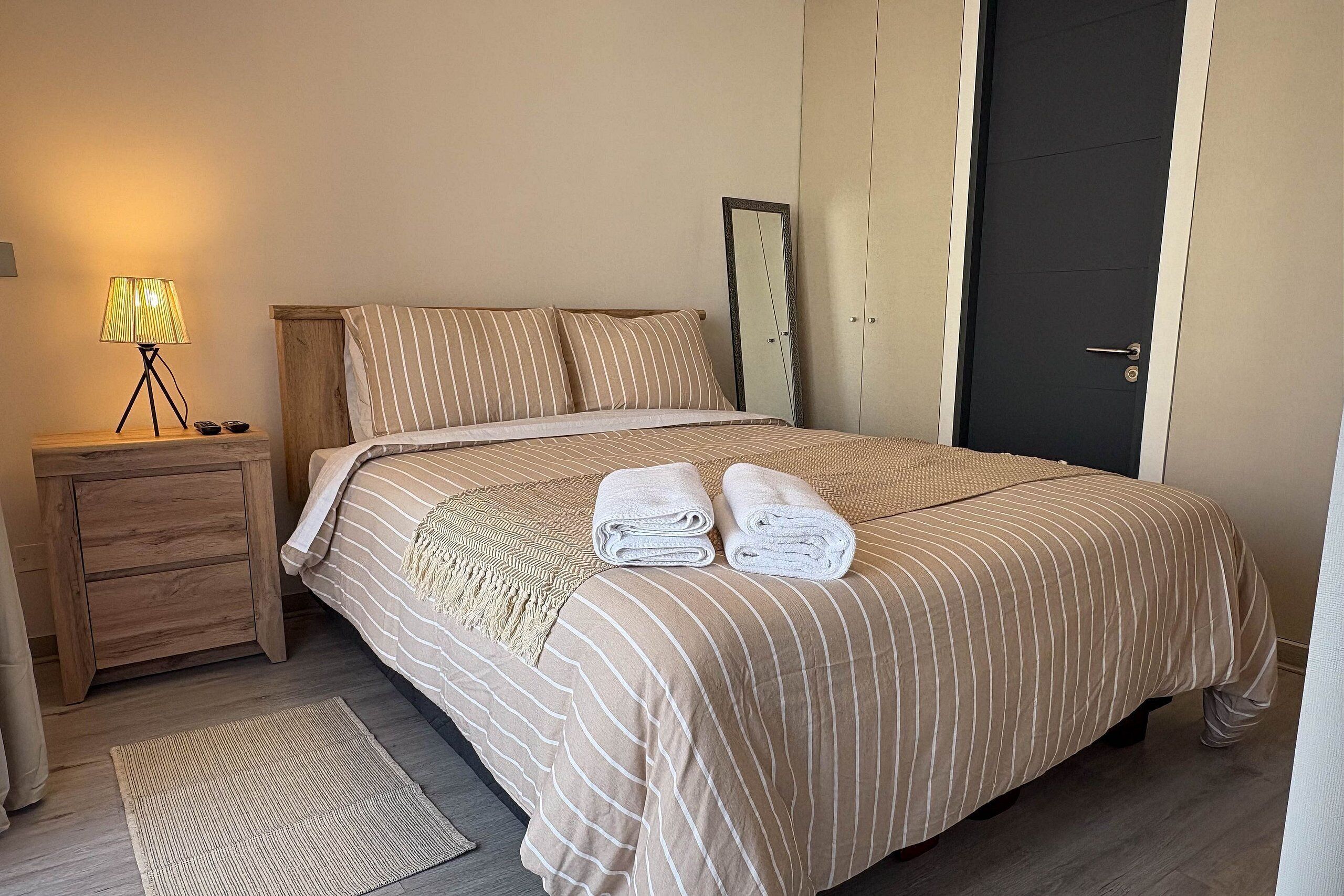 Superior-huoneisto (8) | Ylelliset vuodevaatteet, untuvapeitot, memory foam -patjalliset sängyt