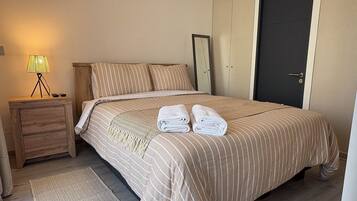 Superior-huoneisto (8) | Ylelliset vuodevaatteet, untuvapeitot, memory foam -patjalliset sängyt