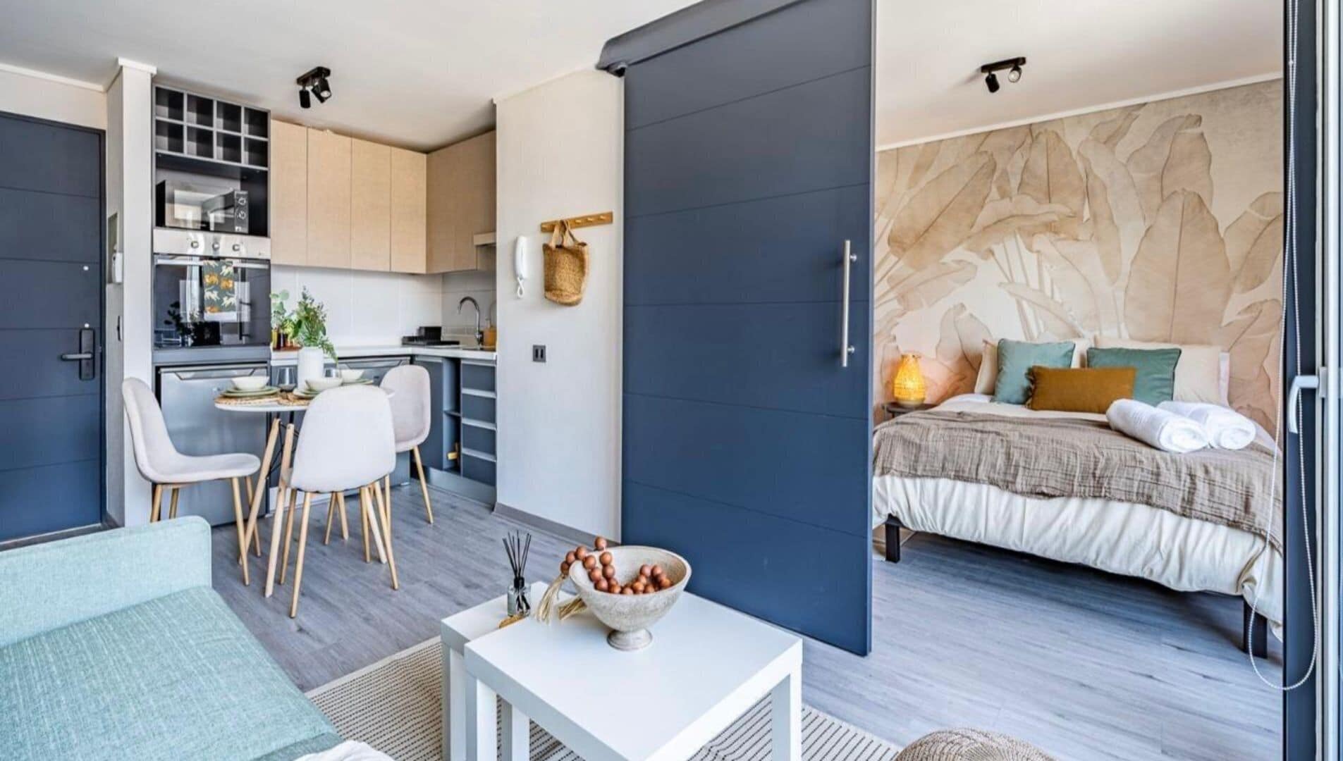 Un apartamento moderno con cocina, comedor y un dormitorio.