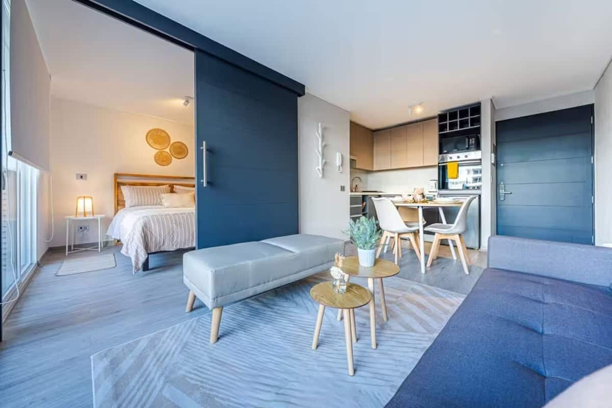 Appartement supérieur, 1 chambre, balcon, vue sur la ville | 1 chambre, literie de qualité, lit avec matelas en mousse à mémoire