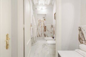 Doccia, asciugacapelli, bidet, asciugamani