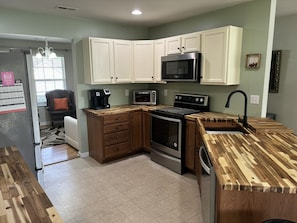 Fridge, microwave, oven, stovetop - Fabulous Five Forks Residence near EVERYTHING! (Simpsonville)