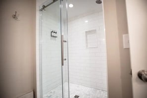 Dusche, Haartrockner, Handtücher, Seife
