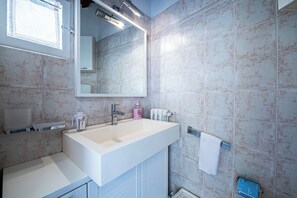 Bruser, hårtørrer, bidet, håndklæder