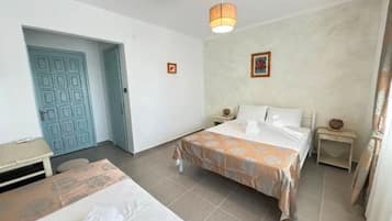 Room | Desk, free WiFi