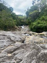 Un paisaje rocoso con una pequeña cascada.