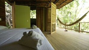 A wooden deck with a bed and a hammock. - Montés Samaná (San Carlos)