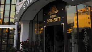 Exterior do Hotel Sorrente, com uma placa indicando que possui restaurante.