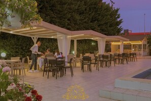 Poolside bar - Hotel Sorrente (Golem)
