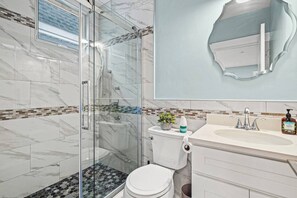 Douche, sèche-cheveux, serviettes fournies, savon