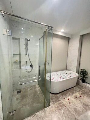 Secadora de cabello, toallas, jabón, papel de baño 