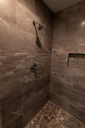 Shower, towels, shampoo, toilet paper - Lakefront Cedar Cove Cottage on Norris Lake (New Tazewell)