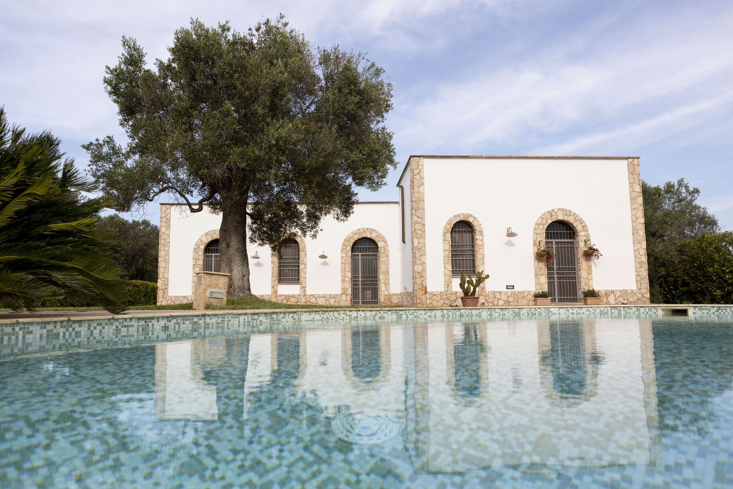 Un edificio con piscina frente a él.