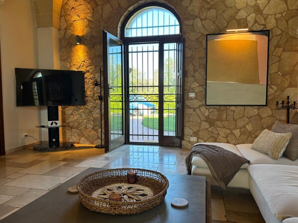 Televisión y chimenea 