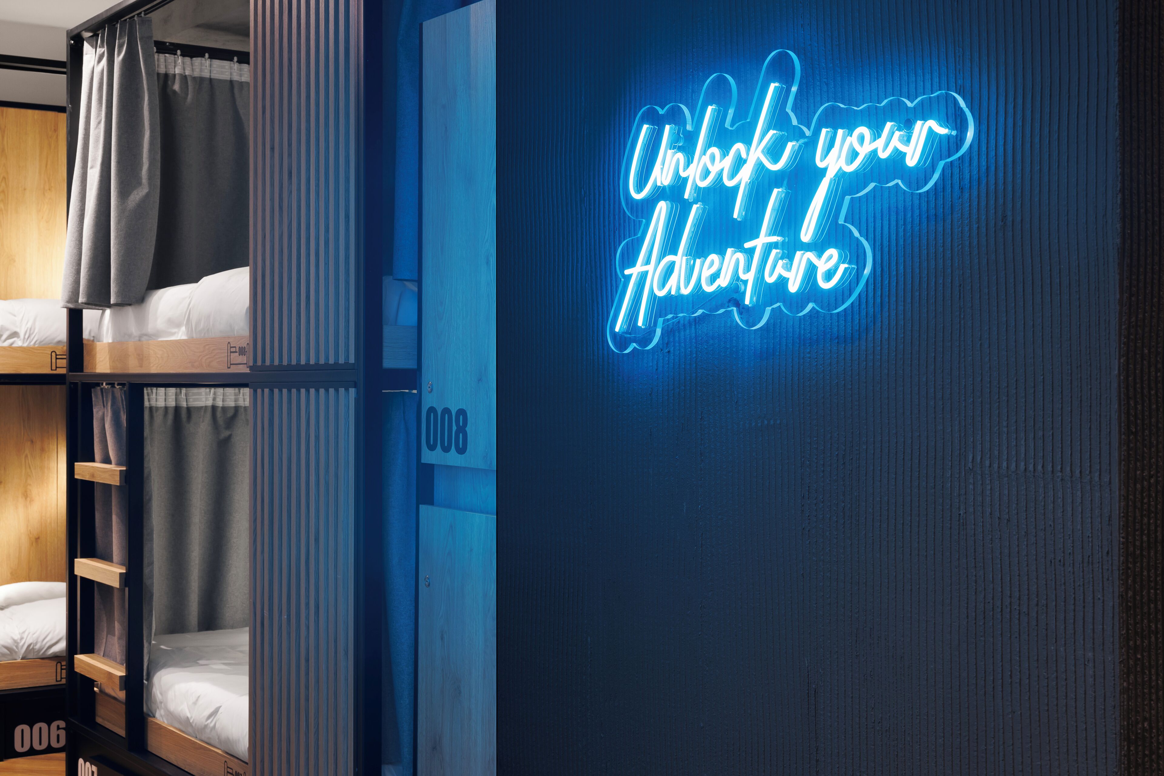 8Bed Dorm With Private Bathroom | Phòng cách âm, truy cập Internet không dây miễn phí, bộ trải giường 