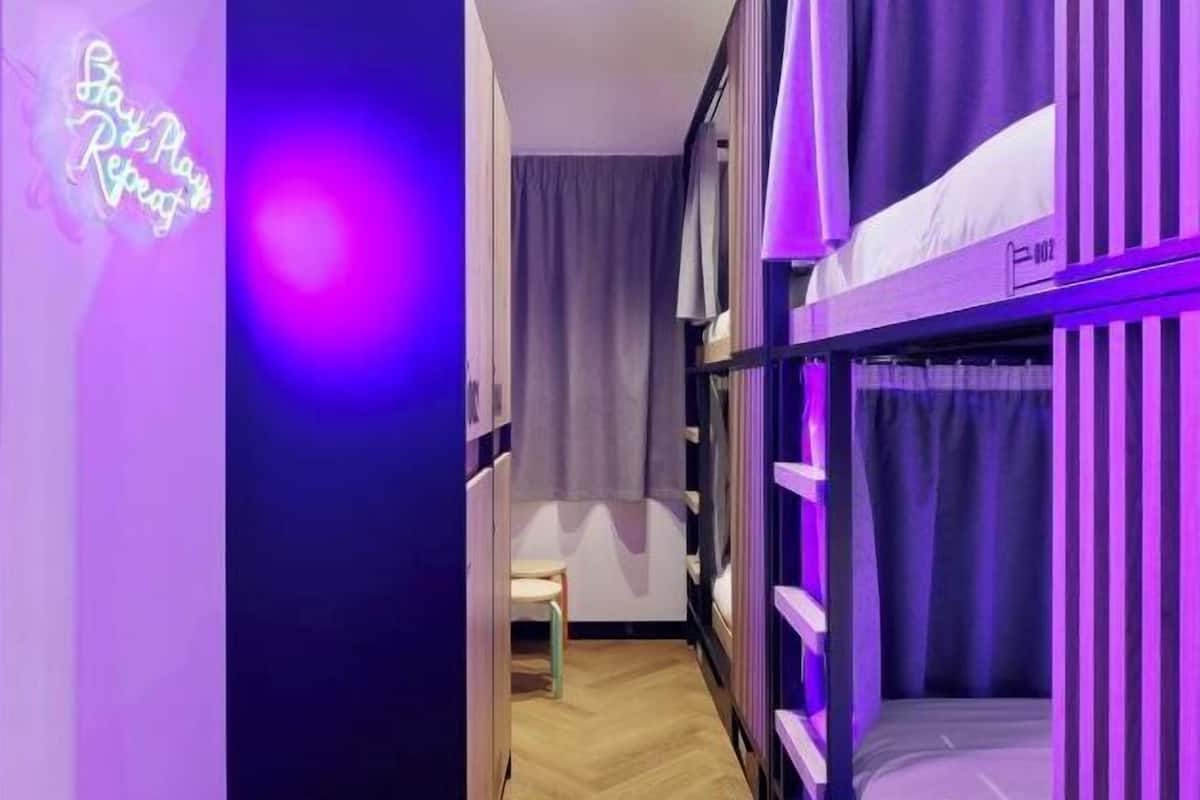 Soundproofing, free WiFi, bed sheets