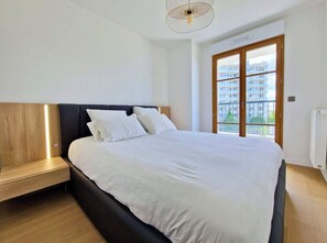 2 bedrooms, desk, iron/ironing board, WiFi