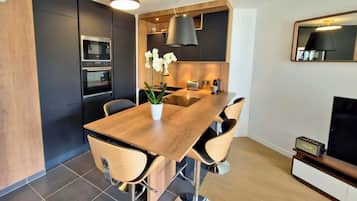 Een koelkast, een microgolfoven, een oven, een kookplaat