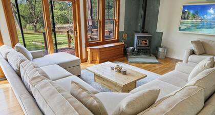 Cozy Bungalow Retreat: 4BR, Deck, Media Room, 2 Miles from Skaneateles Village