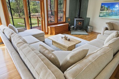 Cozy Bungalow Retreat: 4BR, Deck, Media Room, 2 Miles from Skaneateles Village