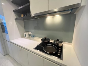 Fridge, stovetop, dishwasher