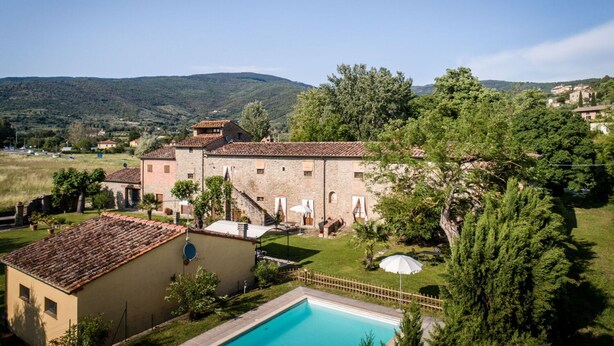 A villa with a swimming pool, surrounded by lush greenery and hills. - Villa in Cortona with 8 bedrooms sleeps 16 (Cortona)