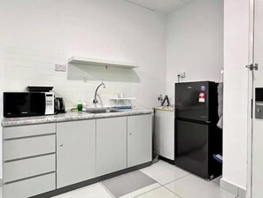 Microwave, stovetop, electric kettle, cookware/dishes/utensils