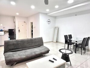 Smart TV - Leisure 1Bedroom Balcony Suites Gurney (george town)