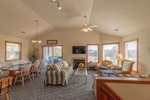 Smart TV, fireplace