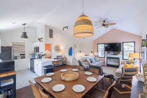 Un espace de vie moderne comprenant un coin repas, une cuisine et un coin salon.
