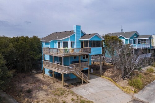 Oceanside 5BR pet-friendly Corolla home with private pool & hot tub!