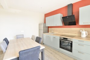 Kühlschrank, Mikrowelle, Ofen, Geschirrspüler