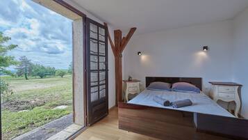 5 bedrooms, iron/ironing board, free WiFi, bed sheets