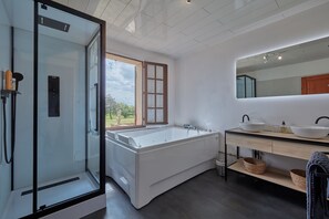 Kostenlose Toilettenartikel, Haartrockner, Handtücher
