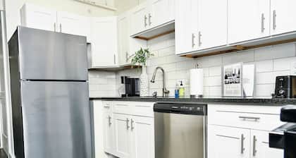 0.8 miles from Little Caesars Arena, 2 BR with Free Parking