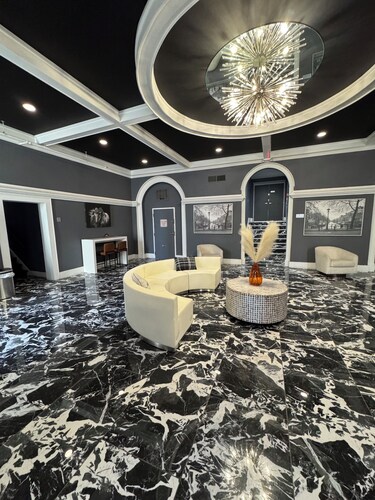 0.8 miles from Little Caesars Arena, 2 BR with Free Parking