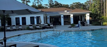 Nice 2 bedroom flat w/pool. Pet friendly! Available for US Open