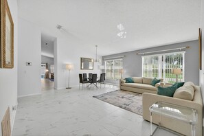 Fernseher, Tischtennisplatte