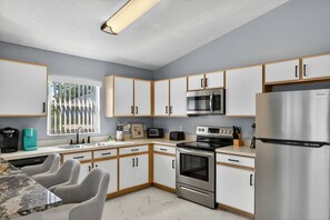 Fridge, microwave, oven, stovetop - Bailey Beautiful 4 BR Home 20 Minutes to Disney (Davenport)