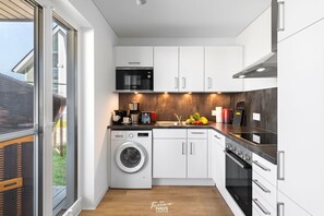 Kylskåp, mikrovågsugn, ugn och spishäll